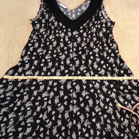 Flattering black and white flowy dress with double flap v neck collar. - Picture 14 of 15